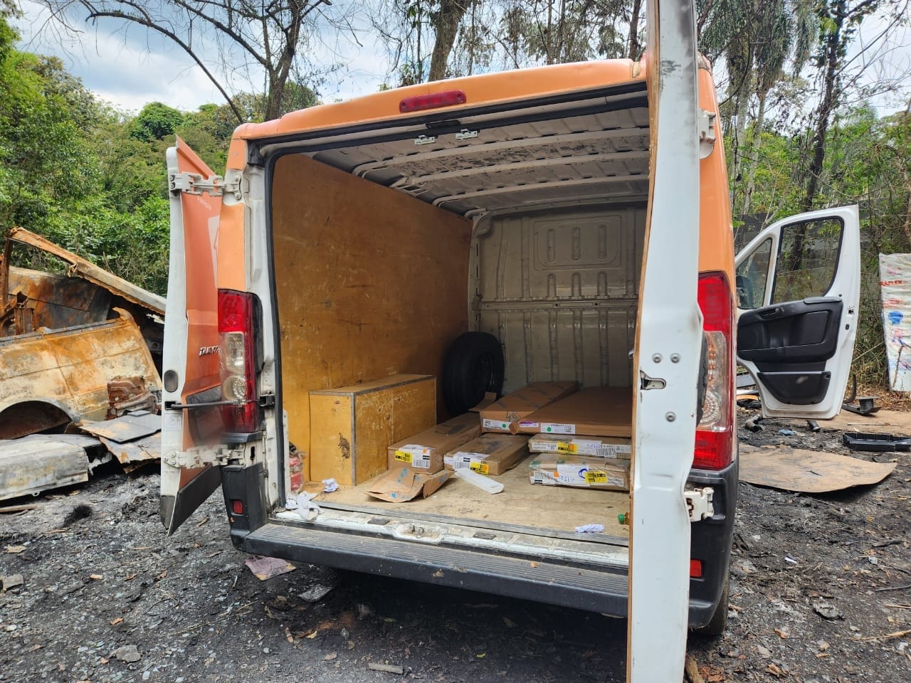 Quadrilha de roubo de cargas é presa desmontando veículo em área de mata em SP | Reprodução/SSP-SP