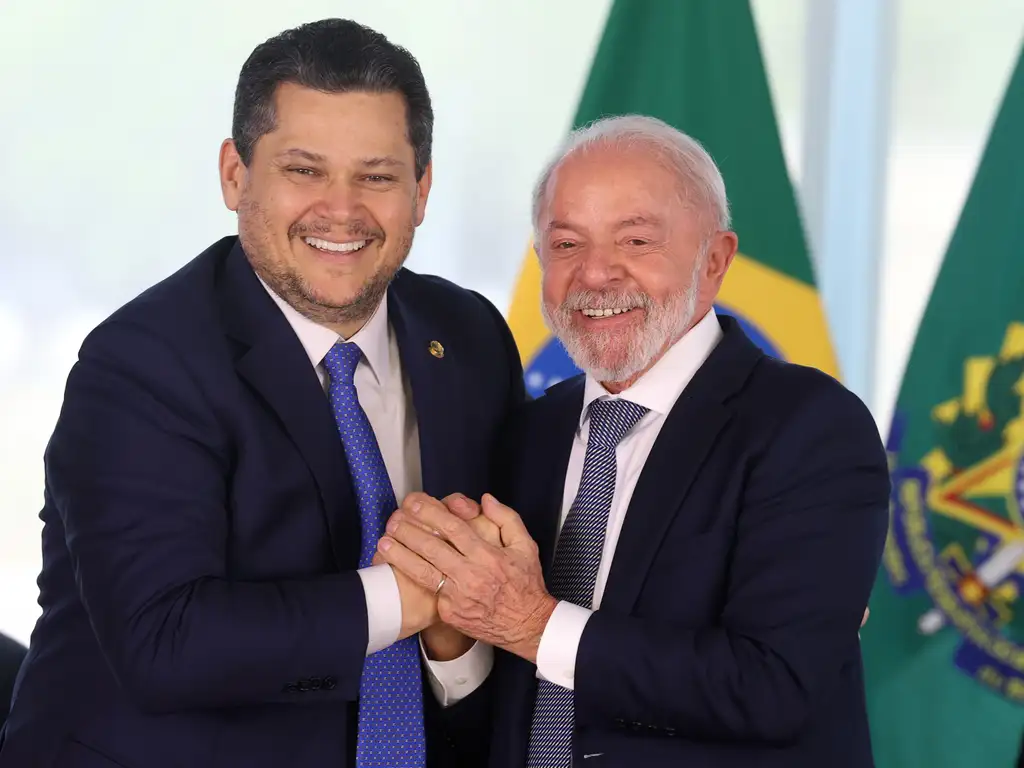 Aceno político: Davi Alcolumbre elogia Lula em evento após dias de tensão