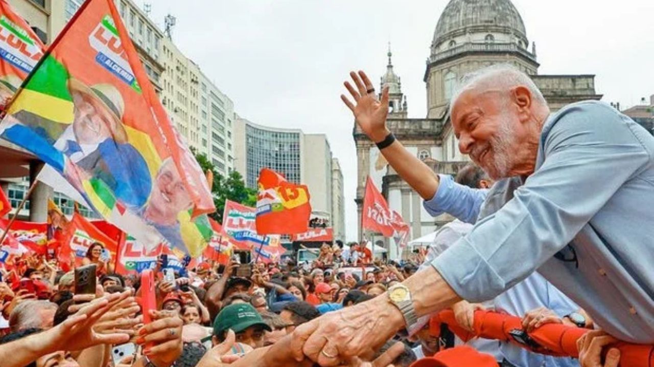 Lulistas veem clima de 2013 e querem “gigante da esquerda” Lulistas veem clima de 2013 e querem “gigante da esquerda”