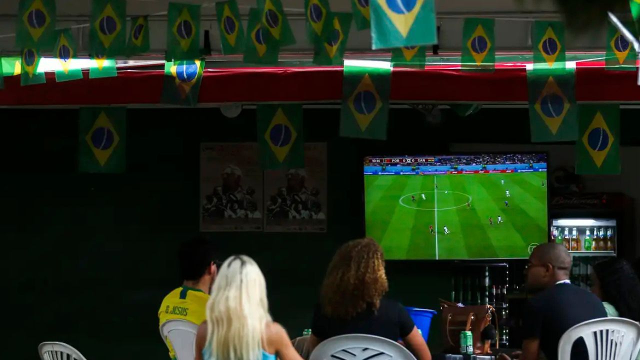 Imagem da notícia: Copa do Mundo deve movimentar R$ 4 bi no varejo brasileiro Imagem da notícia: Copa do Mundo deve movimentar R$ 4 bi no varejo brasileiro