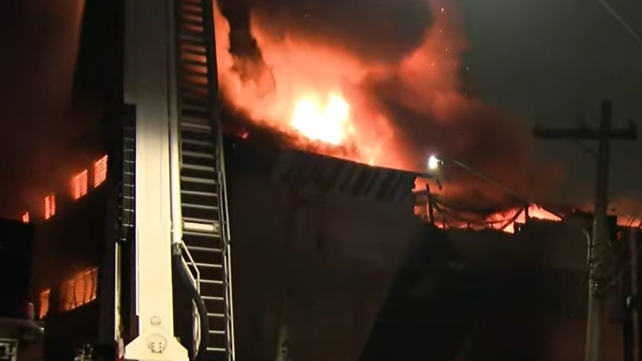 Imagem da notícia: SP: incêndio de grandes proporções atinge galpão na Lapa Imagem da notícia: SP: incêndio de grandes proporções atinge galpão na Lapa