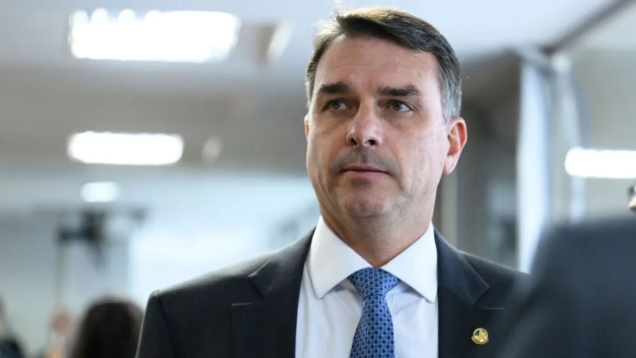TSE ordena remoção de publicação que liga Flávio a facções