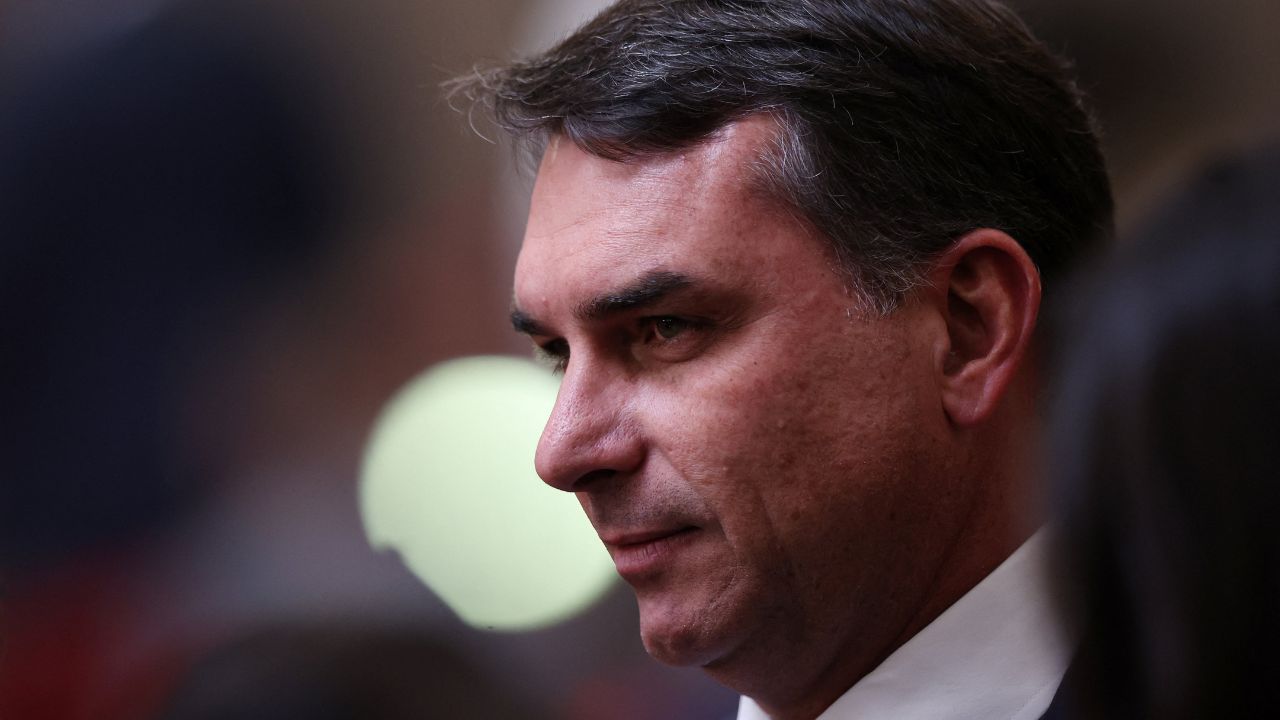 Nos EUA, Flávio diz que Lula quer tarifaço para se promover Nos EUA, Flávio diz que Lula quer tarifaço para se promover