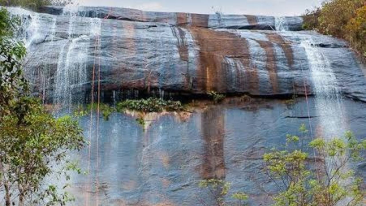 Casal morre ao cair de cachoeira de 85 metros em Minas