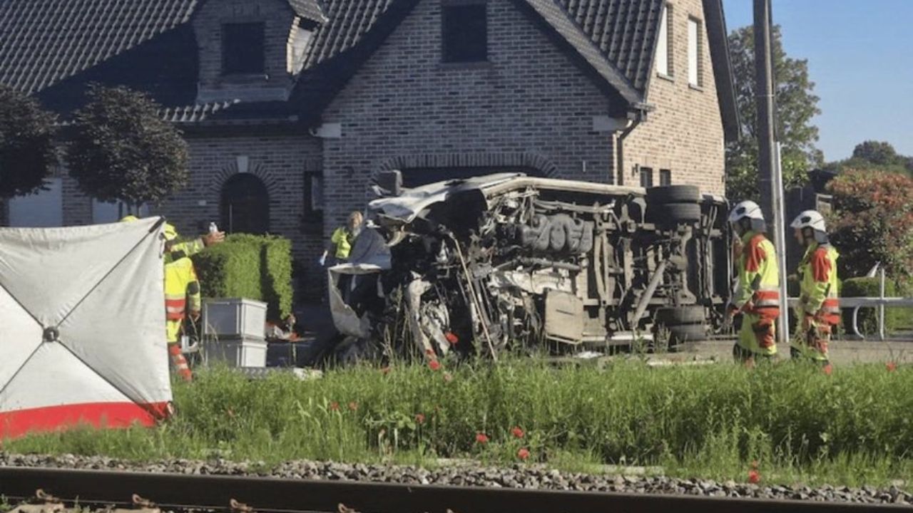 Imagem da notícia: Colisão entre trem e ônibus escolar deixa mortos na Bélgica Imagem da notícia: Colisão entre trem e ônibus escolar deixa mortos na Bélgica