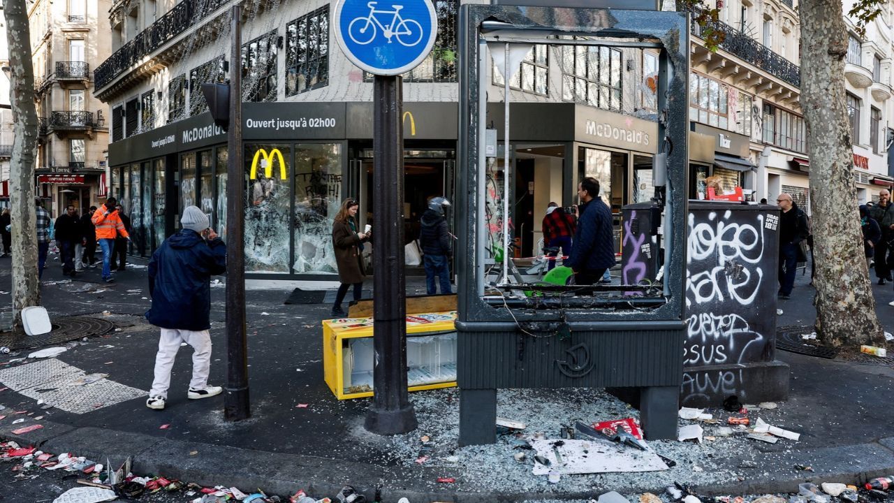 França impõe toque de recolher após protestos violentos | Reuters