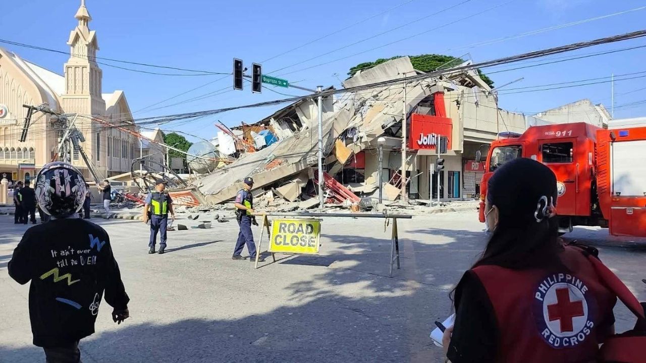 Terremoto de magnitude 7,8 deixa 15 mortos nas Filipinas Terremoto de magnitude 7,8 deixa 15 mortos nas Filipinas