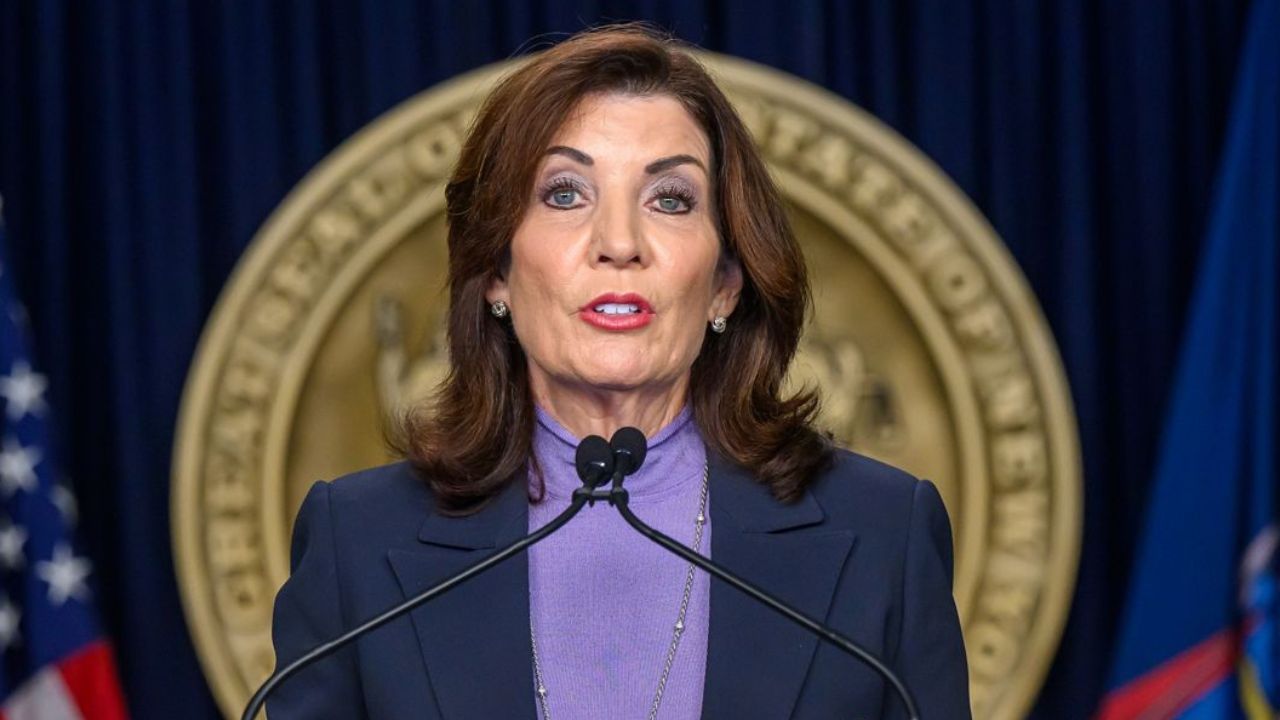 Governadora de Nova York proíbe polícia local de ajudar ICE Governadora de Nova York proíbe polícia local de ajudar ICE