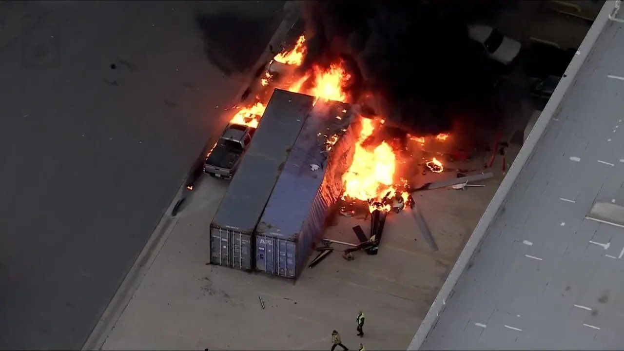 Queda de helicóptero deixa ao menos 3 mortos em Los Angeles Queda de helicóptero deixa ao menos 3 mortos em Los Angeles