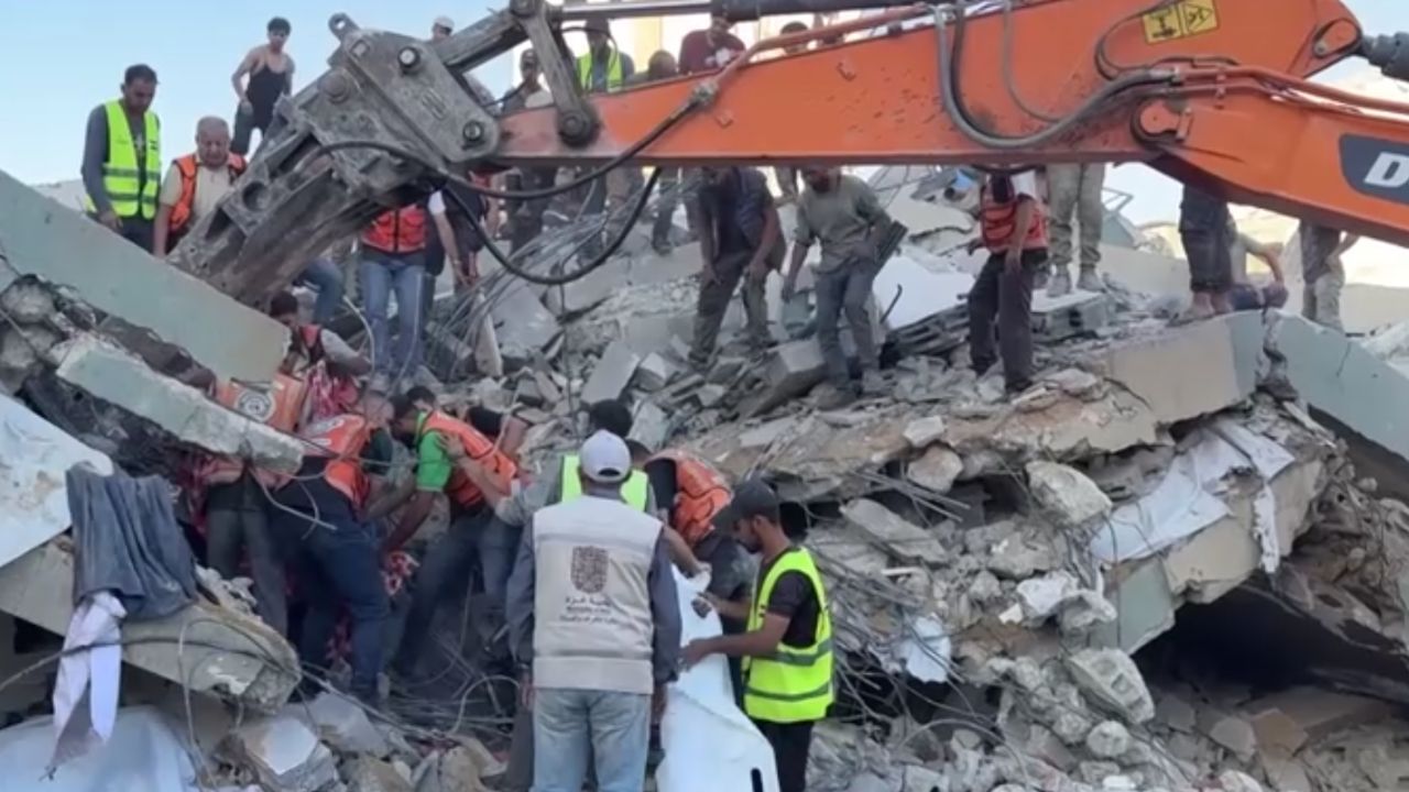 Imagem da notícia: Prédio atingido por ataque desaba e deixa 16 mortos em Gaza Imagem da notícia: Prédio atingido por ataque desaba e deixa 16 mortos em Gaza