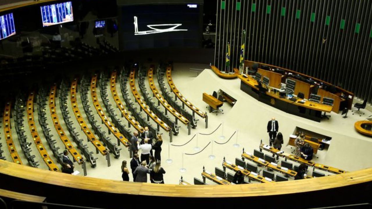Imagem da notícia: Câmara vota PL do governo federal que acaba com escala 6x1 Imagem da notícia: Câmara vota PL do governo federal que acaba com escala 6x1
