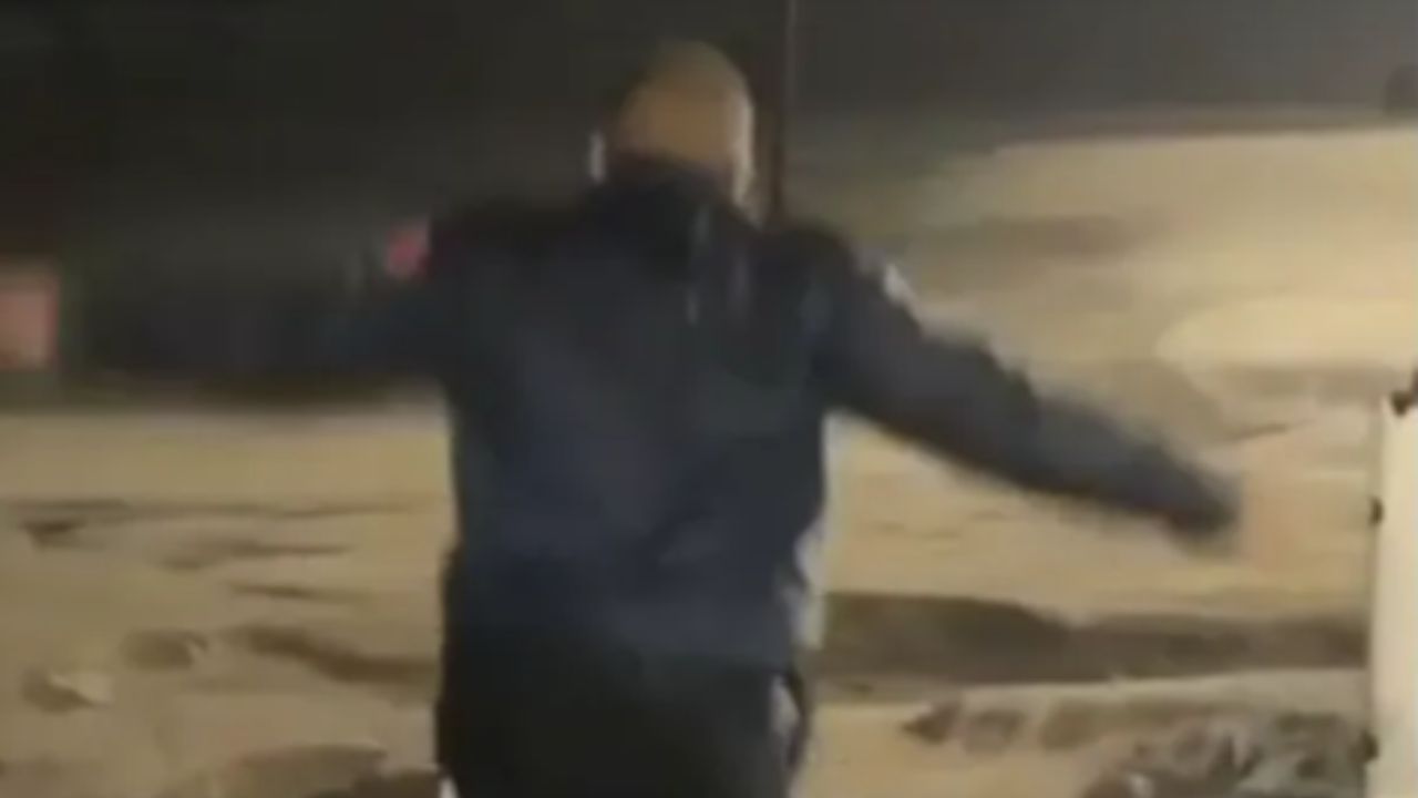 Imagem da notícia: Vídeo: chão cede e engole guarda no litoral de São Paulo Imagem da notícia: Vídeo: chão cede e engole guarda no litoral de São Paulo