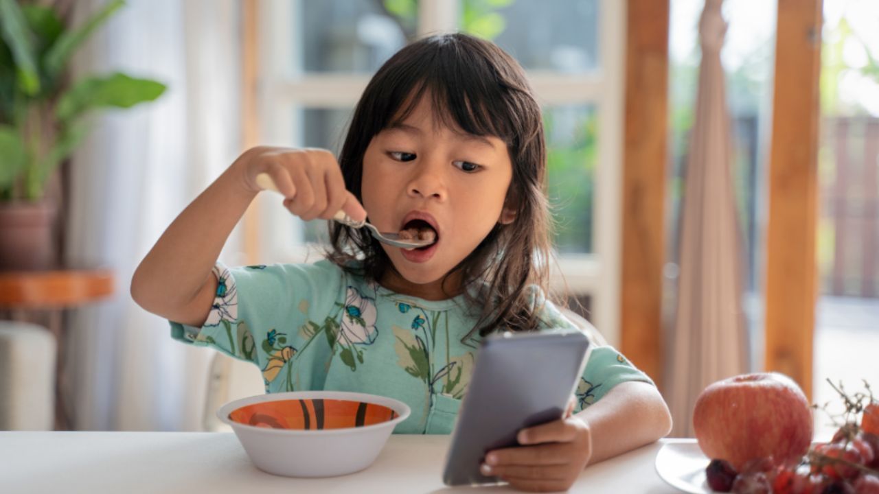 Celular à mesa? Tempo de tela é associado à má alimentação Celular à mesa? Tempo de tela é associado à má alimentação