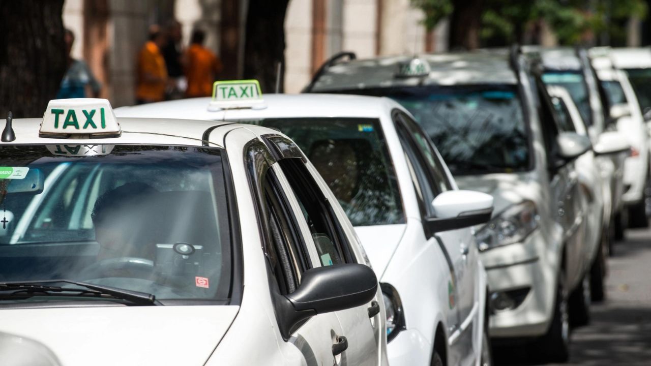 Imagem da notícia: SP: taxista perde licença após cobrar R$ 30 mil por corrida Imagem da notícia: SP: taxista perde licença após cobrar R$ 30 mil por corrida
