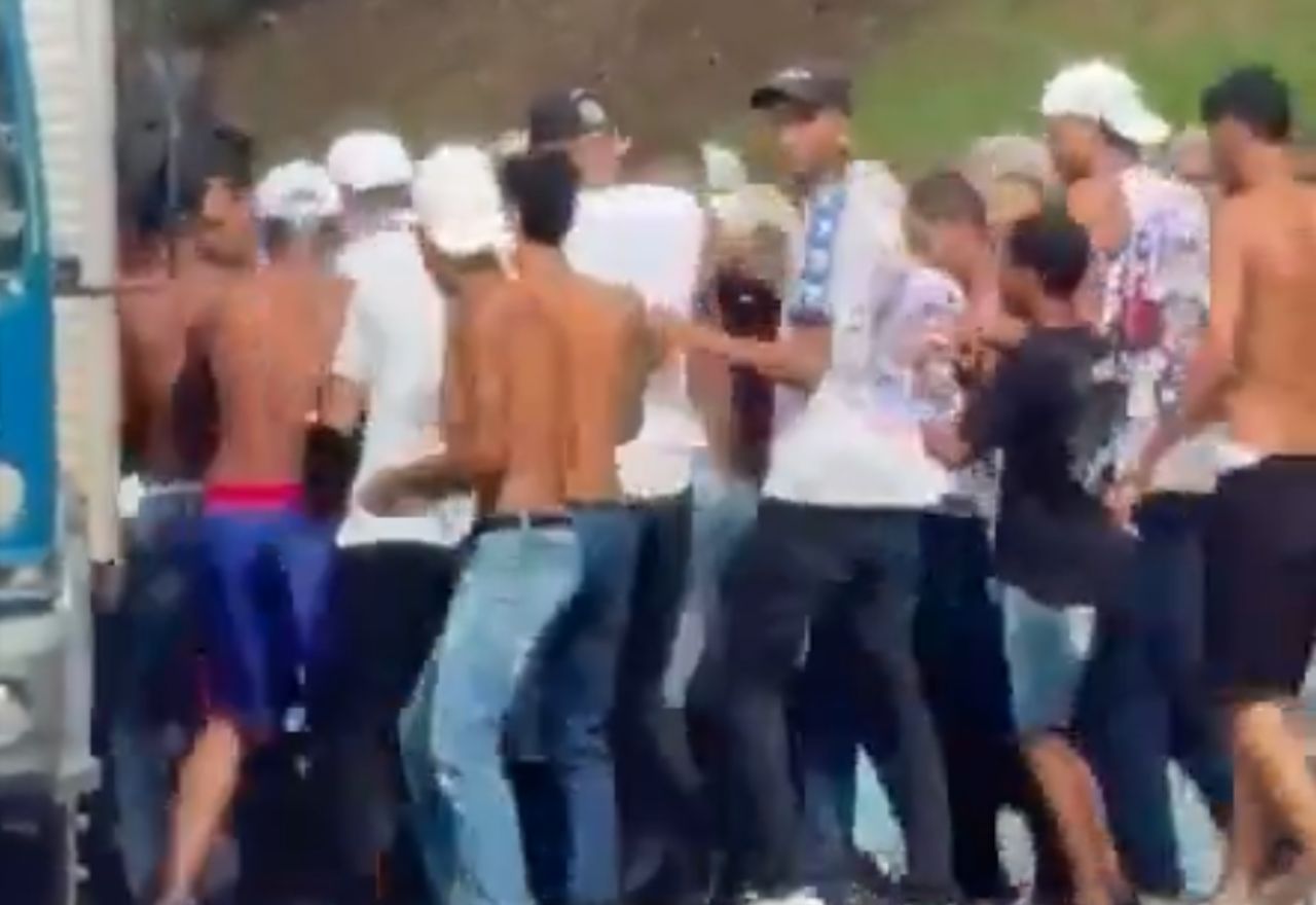 Vítima, que seria torcedor do Vitória, foi agredida com socos, chutes e golpes de faca | Reprodução