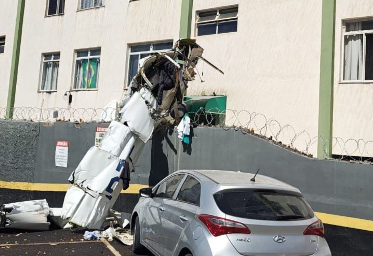 Avião de pequeno porte cai e bate em prédio em Belo Horizonte; dois morrem