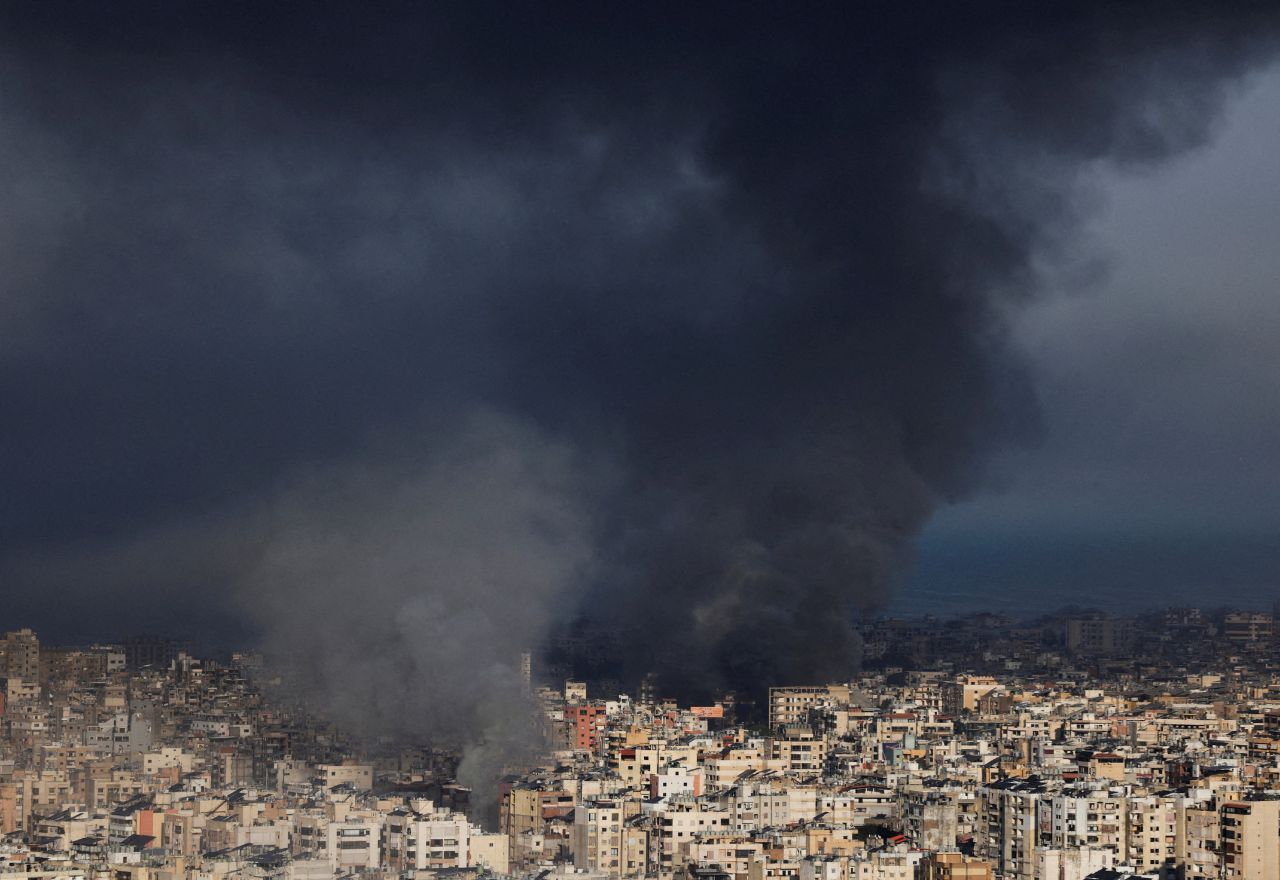 Fumaça é vista após ataque israelense nos subúrbios do sul de Beirute | REUTERS/Khalil Ashawi