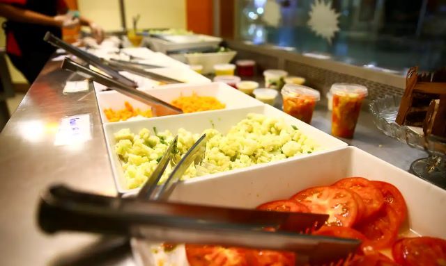 Buffet em restaurante (Marcelo Câmara/Ag. Brasil)