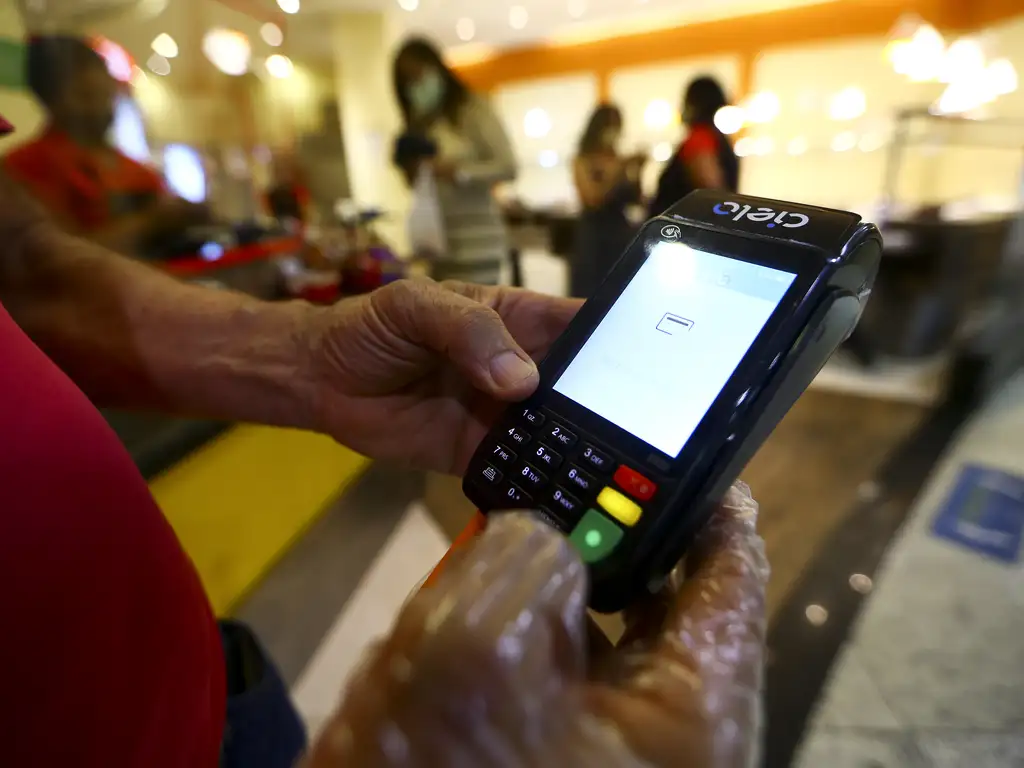 Rotativo do cartão de crédito passa a ter juros limitados a 100% da dívida; entenda