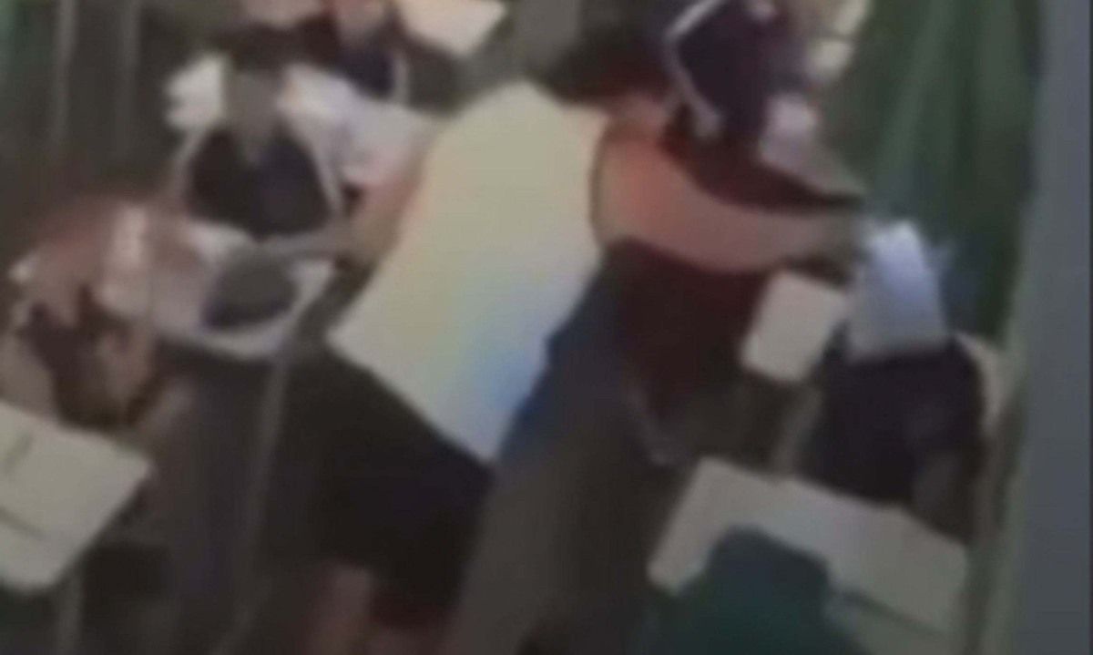 MG: professora esfrega prova no rosto de aluno e é afastada MG: professora esfrega prova no rosto de aluno e é afastada