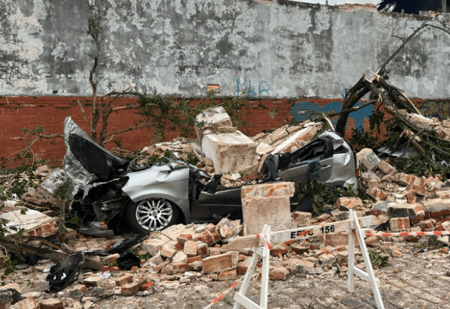 Muro desaba e destrói carro em Porto Alegre | SBT