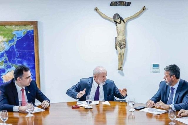 Reunião do presidente Lula com os presidentes do Senado, Rodrigo Pacheco, e da Câmara, Arthur Lira, antes de passar por cirurgia | Foto: Ricardo Stuckert