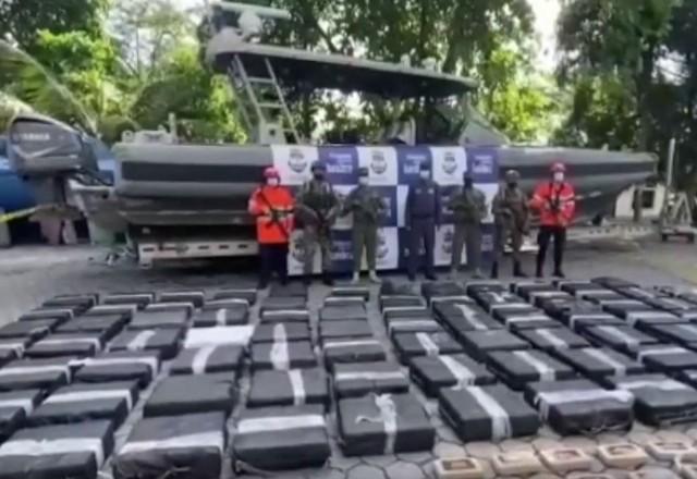 1,8 toneladas de drogas encontradas em submarino interceptado no Pacífico