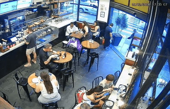 Homem entrou disfarçadamente na cafeteria, pegou as três sacolas e saiu sem ser percebido | Reprodução