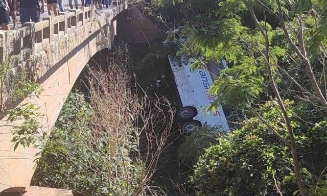 8 pessoas morrem e 43 ficam feridas em acidente entre ônibus e carro em Minas Gerais