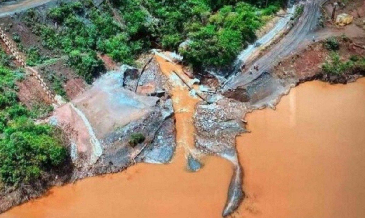  Água com sedimentos alcançou cerca de 1,5 metro de altura | Estado de Minas / Reprodução 