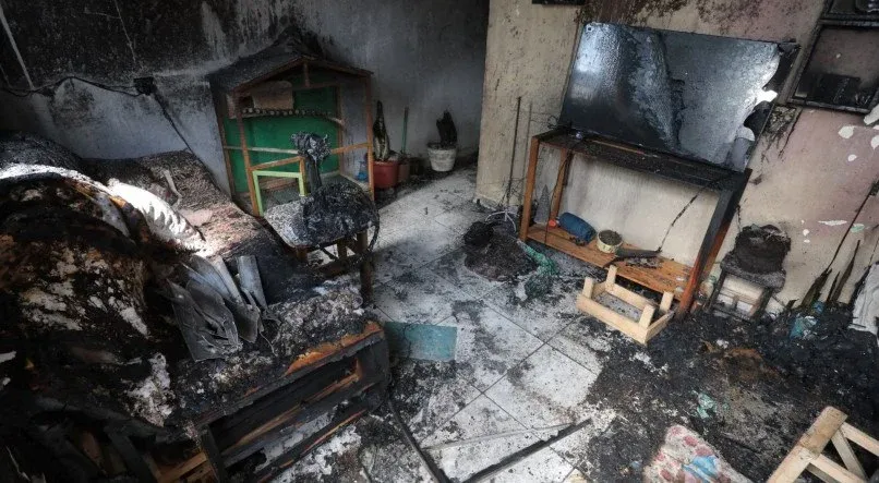 Casa incendiada por vizinhos. Foto: Gabriel Ferreira