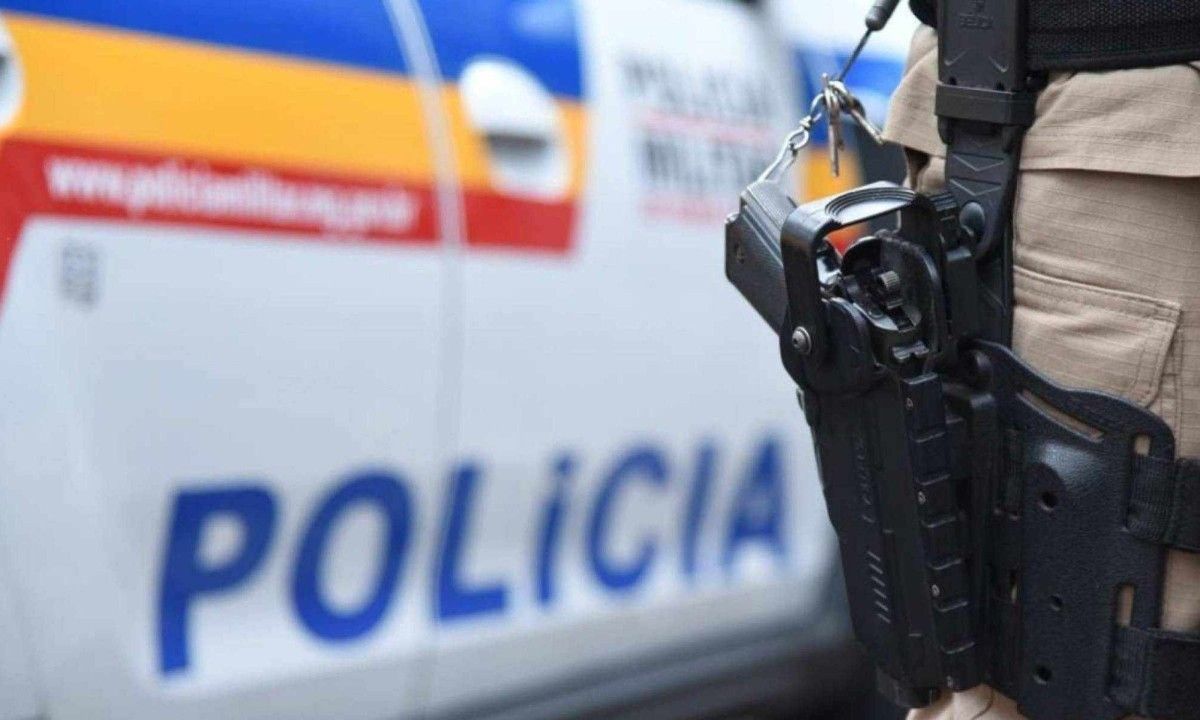 MG: homem amarra filha ao próprio corpo e ameaça atear fogo