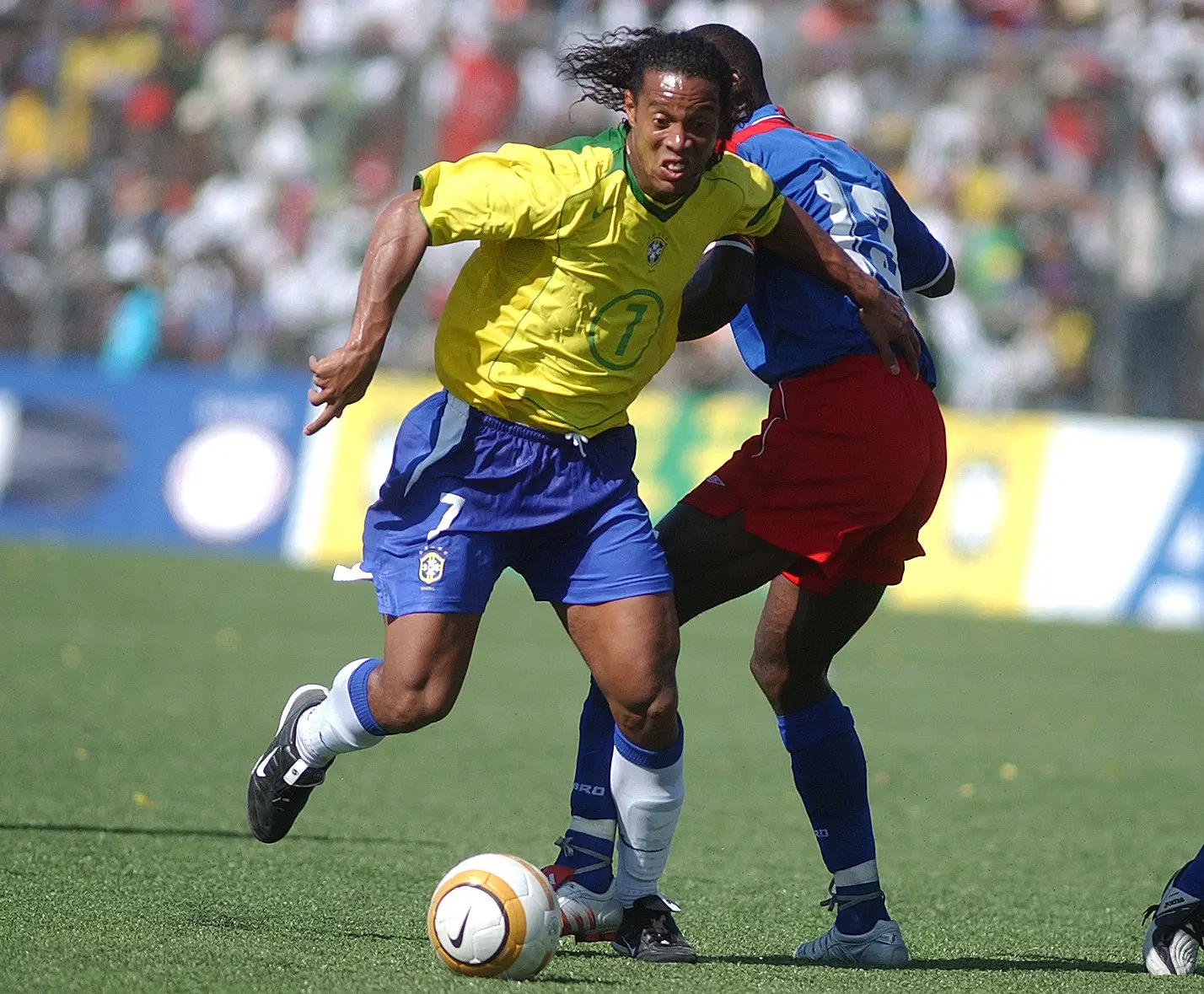 Ronaldinho brilhou na partida e marcou três gols na goleada por 6 a 0 | Foto: Nilton Santos / CBF