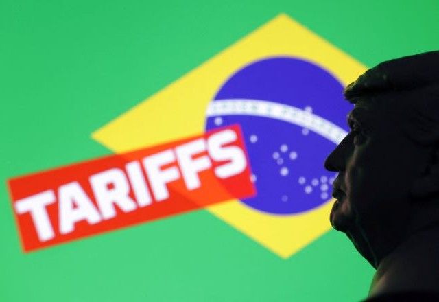 Miniatura do presidente dos EUA, Donald Trump, em ilustração diante da bandeira do Brasil com a palavra "tarifas" | 23/07/2025/Reuters/Dado Ruvic/Illustration/File photo