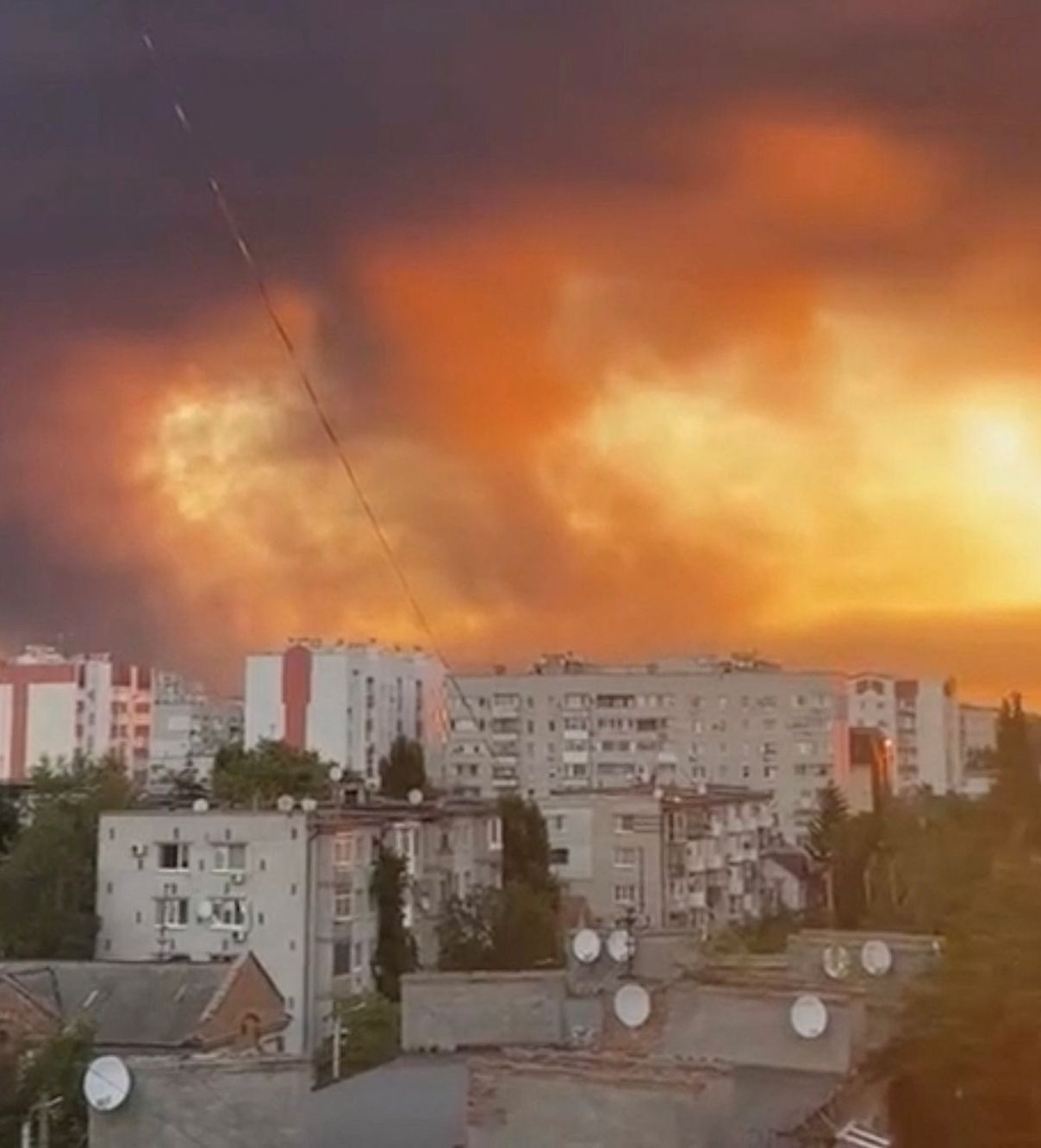 Fumaça após ataques russos durante a noite em Kremenchuk, região de Poltava. | Reprodução/Reuters