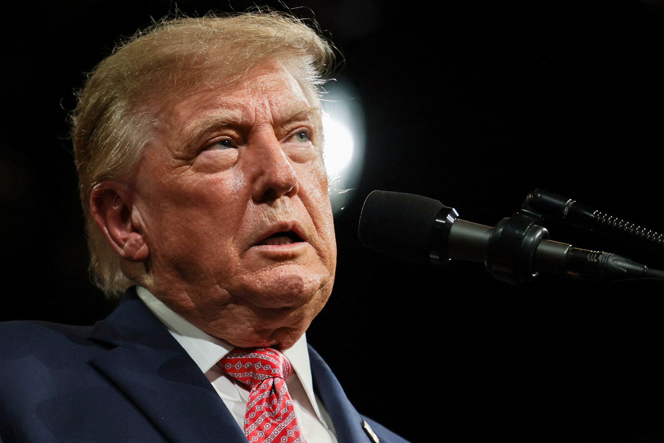 Polícia prende homem que ameaçou Trump antes de comício