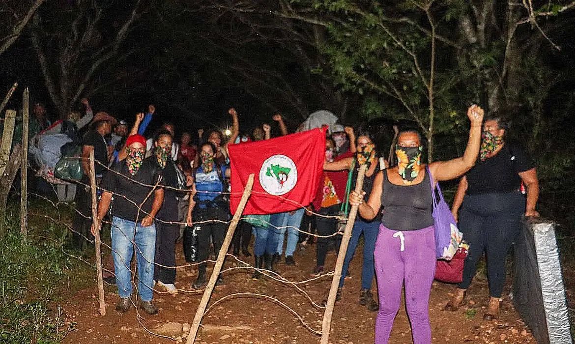 MST ocupa fazenda Minas Gerais e critica governo Lula por demora na reforma agrária