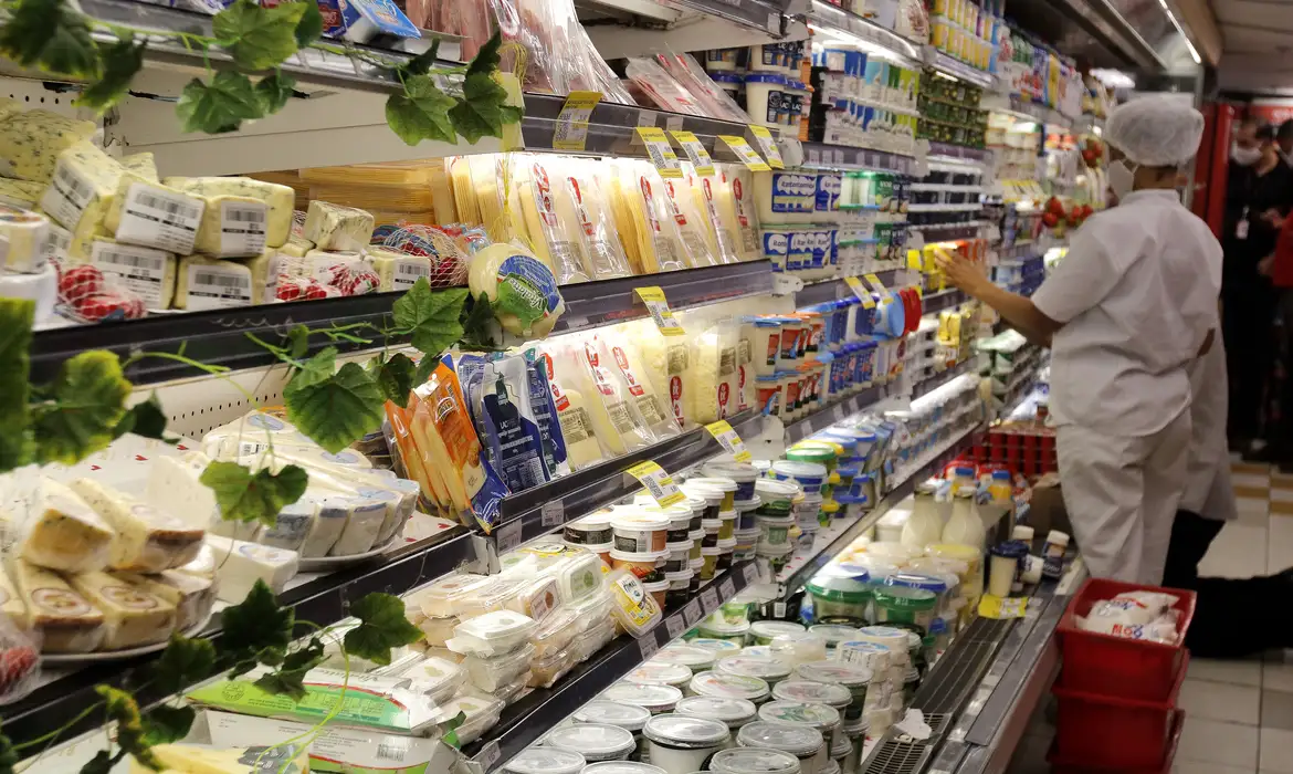 Sódio em excesso está presente em 28% dos alimentos; veja os principais
