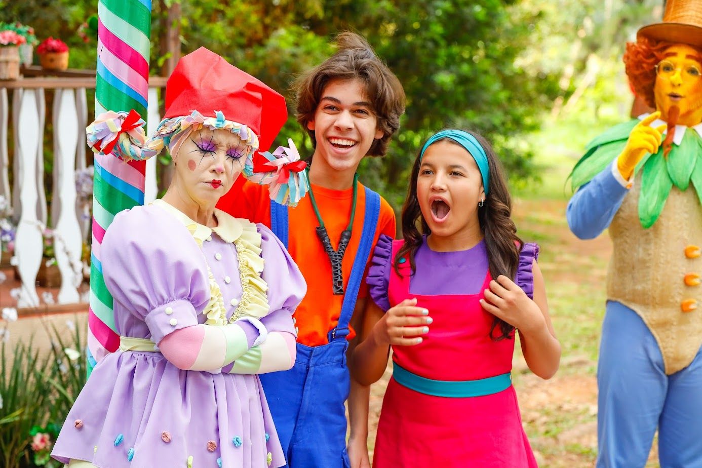 Elenco de "O Picapau Amarelo" no episódio "Contos da Mata" | Foto: João Raposo/SBT