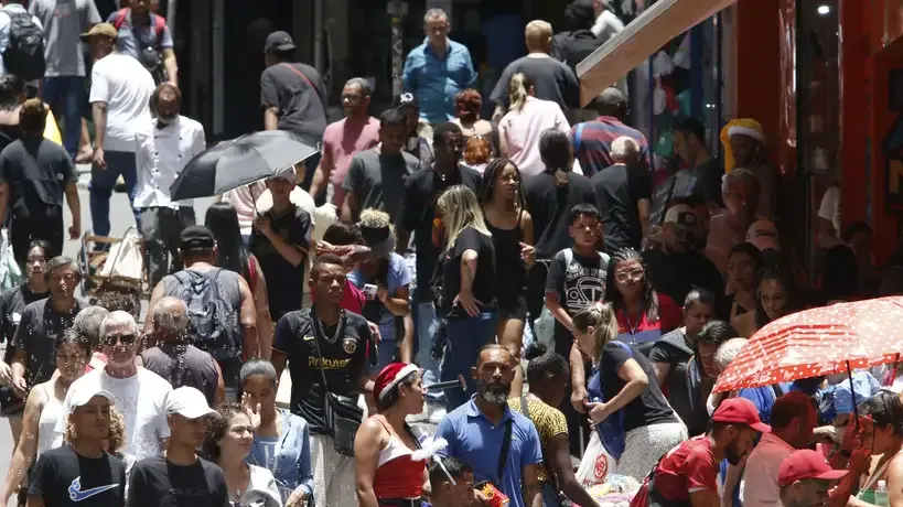 Rua de comércio popular, 25 de março ficou lotada nesta véspera de Natal | Paulo Pinto/Agência Brasil