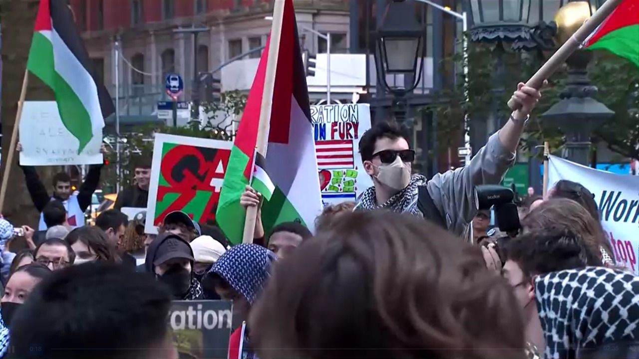  Manifestantes pró-Palestina se reúnem em frente à Prefeitura de Nova York no terceiro aniversário dos ataques de 7 de outubro de 2023 | Foto: Reuters - 07.10.2026