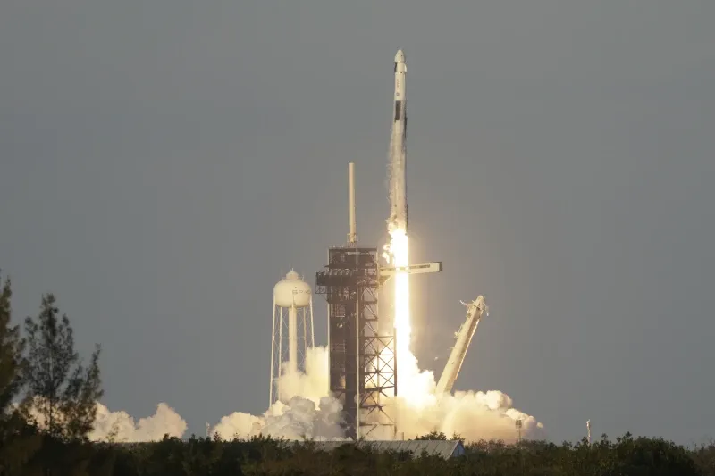 Astronautas presos no espaço recebem equipe de resgate na Estação Espacial Internacional