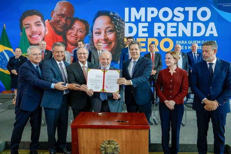 Lula comemora início da vigência da isenção do Imposto de Renda para quem ganha até R$ 5 mil