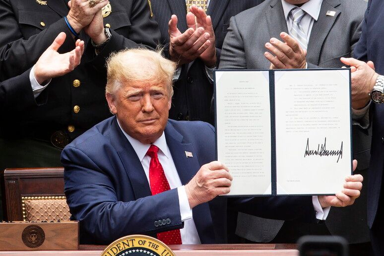 Poder Expresso: Entenda decretos de Trump sobre questões de gênero e imigrantes