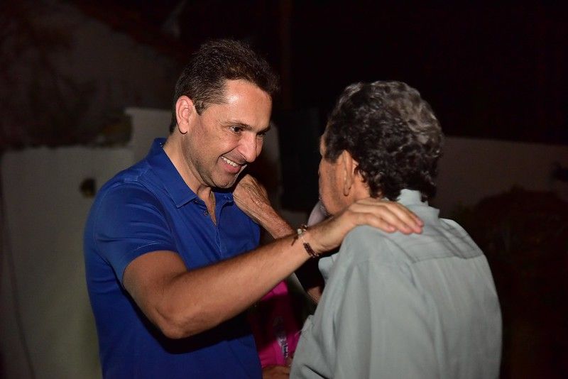 Leandro Vilela conversa com eleitor em Aparecida de Goiânia (Divulgação)