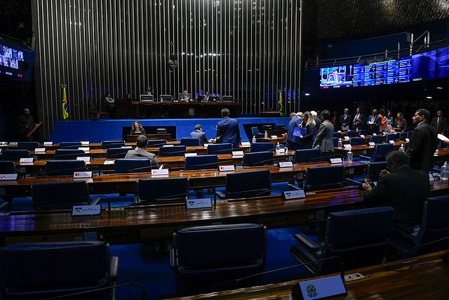 Senado termina votação de mudanças em emendas e aprova texto com restrição de bloqueios pelo governo