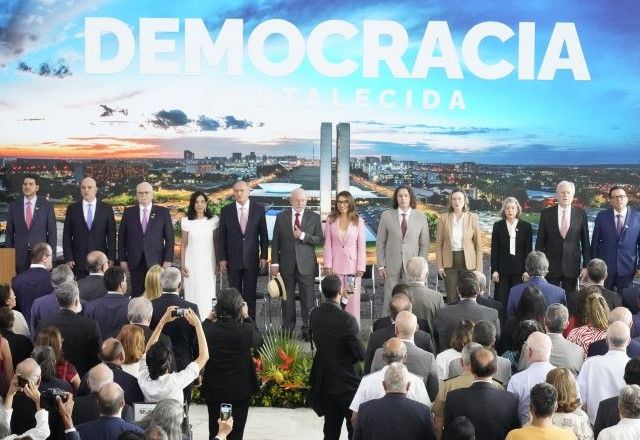 Autoridades dos Três Poderes, como Lula, Alckmin, Fachin, Cármen Lúcia, Moraes e Lewandowski, participam de evento de dois anos do 8/1 | Divulgação/Cadu Gomes/VPR