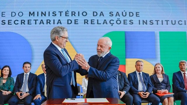 Gleisi Hoffmann e Alexandre Padilha assumem ministérios Gleisi Hoffmann e Alexandre Padilha assumem ministérios