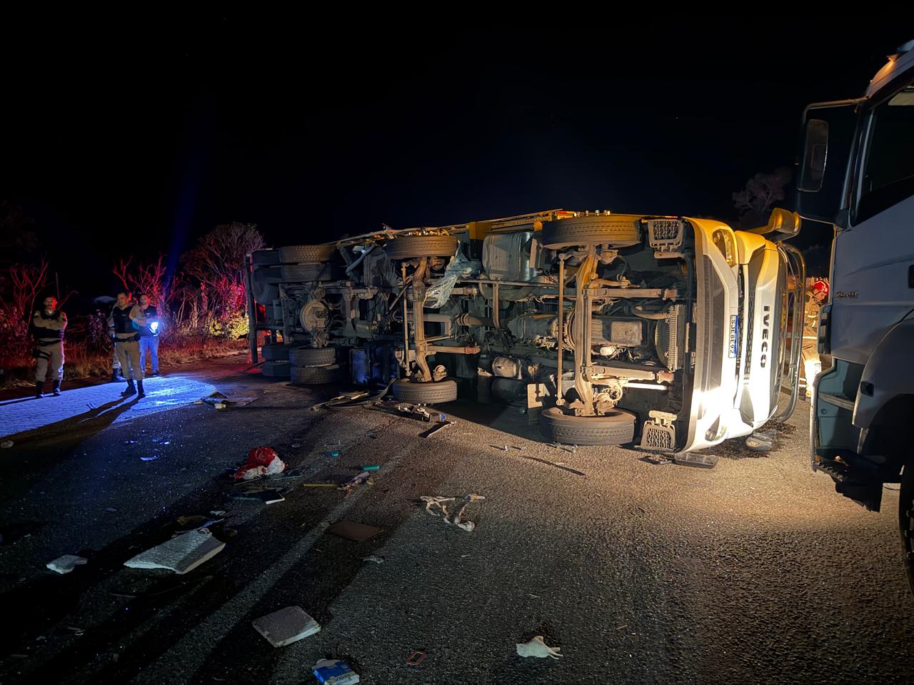 Acidente com ônibus e carreta na BR-116 deixa 6 mortos em MG Acidente com ônibus e carreta na BR-116 deixa 6 mortos em MG