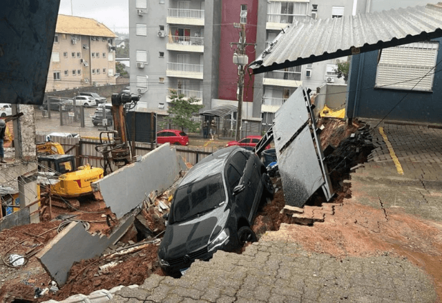 Carro é levado após deslizamento em condomínio de Novo Hamburgo (RS) Carro é levado após deslizamento em condomínio de Novo Hamburgo (RS)